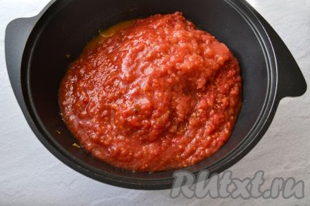 Затем перелейте к обжаренным овощам густую томатную массу.