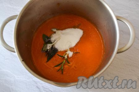 В кастрюлю с получившимся томатным соусом добавьте горошины чёрного перца, соль, сахар, веточки розмарина и базилика, поставьте на средний огонь.