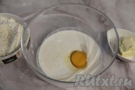 Перелить запенившуюся опару в объёмную миску, добавить яйцо, перемешать вилкой.