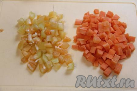 Морковь и болгарский перец нарезать на мелкие кубики.