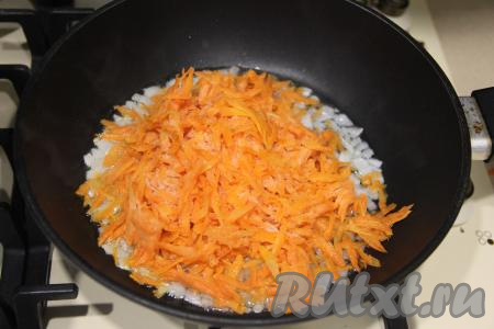 Когда лук станет прозрачным, добавить к нему натёртую на крупной тёрке морковь, сразу овощи перемешать и обжаривать их минут 5 (до мягкости морковки), иногда помешивая.