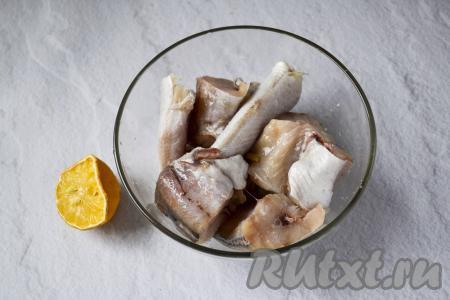 Сложите нарезанные кусочки минтая в миску, полейте выжатым лимонным соком и посыпьте солью. Перемешайте кусочки рыбы, чтобы они равномерно покрылись соком и солью, оставьте при комнатной температуре на 10-15 минут.
