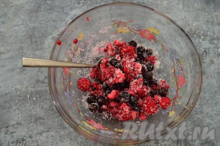 Замороженные ягоды смешать с сахаром. Я добавила 1,5 столовых ложки сахара и слойки получились в меру сладкими, но лучше количество сахара регулировать по своему вкусу, исходя из того, насколько сладкие ягоды вы взяли.