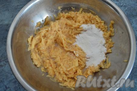 Затем всыпать 30 грамм рисовой муки и смешать её с яблочно-яичной массой.