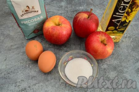 Подготовить продукты для приготовления яблочных оладий с рисовой мукой.