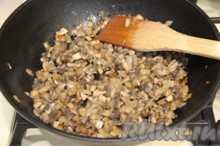 Обжаривать грибы с луком, не забывая иногда перемешивать, минут 10-15 (до испарения жидкости из шампиньонов).