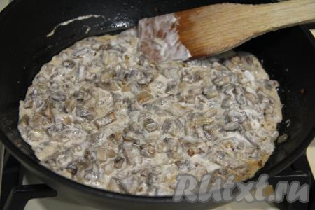 Перемешать грибы с луком и сметаной.