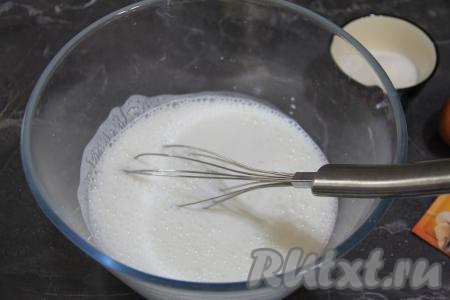 Кефир влить в глубокую миску, всыпать соду, очень хорошо перемешать. Дать кефирной смеси постоять 3-5 минут, чтобы сода полностью погасилась в кефире. В процессе гашения соды кефирная смесь покроется пузырьками.