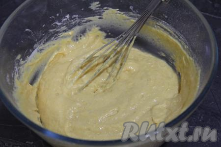 Перемешать тыквенное блинное тесто до однородности. Тесто получится вязким и достаточно густым.