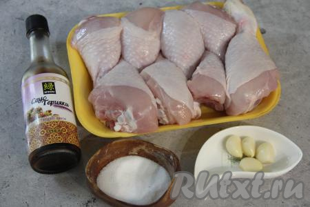 Подготовить продукты для приготовления куриных ножек в соусе "Терияки" на сковороде. Чеснок почистить.