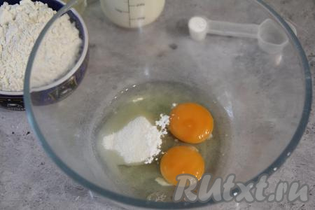 Яйца соединить с ванилином и сахаром в глубокой миске.