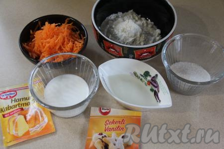 Подготовить продукты для приготовления морковного кекса в микроволновке. Морковь вымыть, почистить и натереть на мелкой тёрке. Для приготовления кекса потребуется 3 столовых ложки натёртой моркови. Все продукты отмеряла обычной столовой ложкой. Муку, морковь и сахар отмерила без горки. 