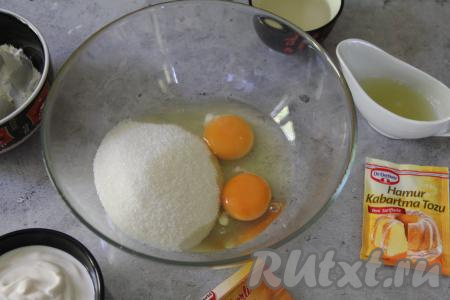Соединить яйца с сахаром в достаточно глубокой миске.