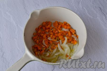 Разогрейте в сотейнике (или в сковороде) растительное масло, выложите морковку с луком и обжарьте в течение 3-5 минут на среднем огне, иногда перемешивая.