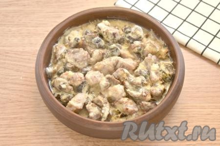 Свинину с грибами в сливках перекладываем в форму для запекания (или в небольшие порционные формочки для жульена).