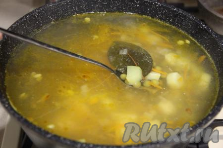 Если же вы готовите со свежим зелёным горошом или консервированным, тогда после того как суп проварится с обжаренными овощами 5 минут, в него нужно выложить консервированный горошек без жидкости или свежий горошек, очищенный от стручков. Довести суп до кипения.