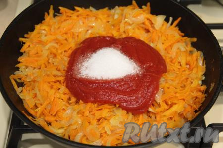 Обжарить овощи в течение 10-12 минут (до мягкости моркови), иногда перемешивая. Затем добавить томатную пасту и соль, перемешать, потомить 2-3 минуты, влить укус, перемешать и снять маринад с огня.