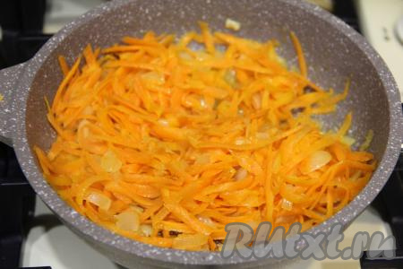 Обжаривать минут 5 (морковка должна стать мягкой), иногда помешивая.