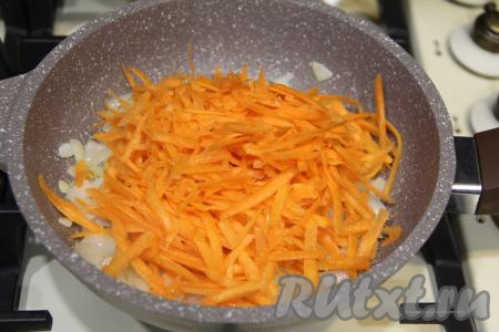 Затем выложить в сковороду морковку, натёртую на крупной тёрке, сразу перемешать овощи.