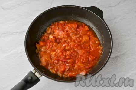 Перемешайте помидоры с луком, сделайте нагрев плиты средним и обжаривайте овощи 8-10 минут.