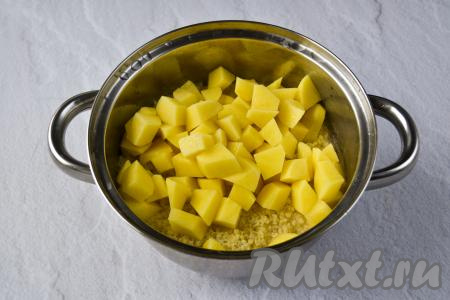 Картофель очистите, нарежьте на некрупные кубики и добавьте его в кастрюлю к пшену.