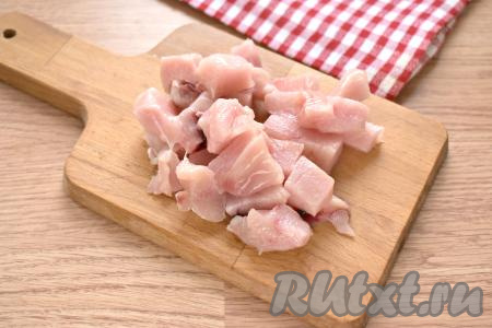 Куриное филе (или мясо, срезанное, например, с бёдер) ополаскиваем водой, обсушиваем и нарезаем на небольшие кусочки.
