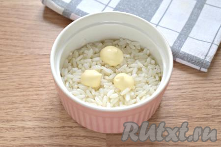 Рис промойте водой, выложите его в кастрюлю с достаточно большим количеством подсоленной кипящей воды, перемешайте, после закипания варите на небольшом огне до готовности (минут 15-20), затем откиньте рис на сито, ополосните холодной водой и оставьте, чтобы стекла лишняя жидкость. Также для салата следует заранее сварить вкрутую яйца (варим 10 минут с момента закипания воды). Отдельно нужно отварить, не очищая от кожуры, морковь (на варку уйдёт минут 30-35, готовая морковка будет легко прокалываться вилкой). Варёным морковке и яйцам дать остыть, а затем очистить. Когда все ингредиенты будут подготовлены, можно приступать к выкладыванию "Мимозы" слоями. Я формировала салат в 2 креманках, равномерно распределяя ингредиенты. Первым слоем выкладываем варёный рис, смазываем слой майонезом.