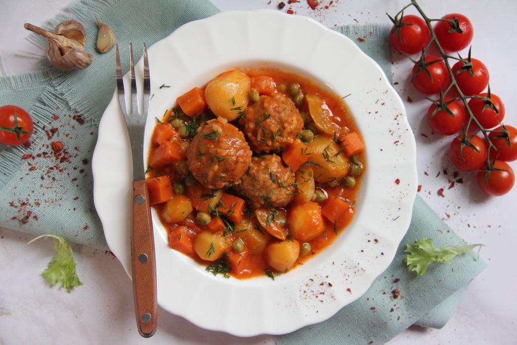 Тефтели в томатном соусе на сковороде: пошаговый рецепт