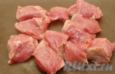Нарезать мясо на небольшие кусочки размером по 2,5 см.
