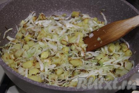 Обжаривать капусту с картошкой минут 15 (капуста должна обмякнуть), иногда перемешивая. Посолить в процессе обжаривания. Снять сковороду с огня, дать картофельно-капустной начинке для пирога немного остыть.