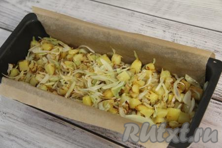 Равномерно выложить остывшую начинку из капусты и картошки поверх теста.