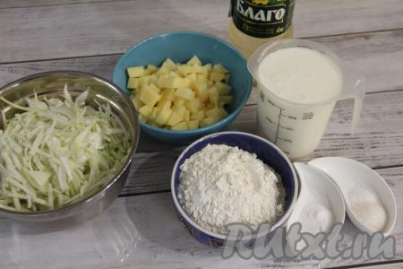 Подготовить продукты для приготовления заливного пирога с картошкой и капустой. Капусту нарезать на тонкие полоски. Картошку почистить и нарезать на кубики размером 1 на 1 сантиметр.