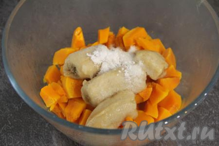 К остывшим запечённым кусочкам тыквы добавить банан, поломанный на кусочки, всыпать сахар, ванилин и корицу.