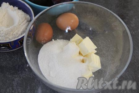 В объёмной миске соединить сахар и мягкое сливочное масло, нарезанное на кусочки. 