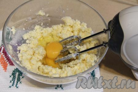 С помощью миксера взбить масло с сахаром в течение 3 минут. Затем начать добавлять по одному яйцу, каждый раз взбивая массу миксером до однородности.