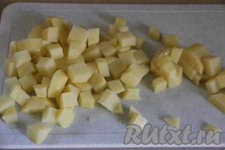 Очищенную картошку нарезать на средние кубики.