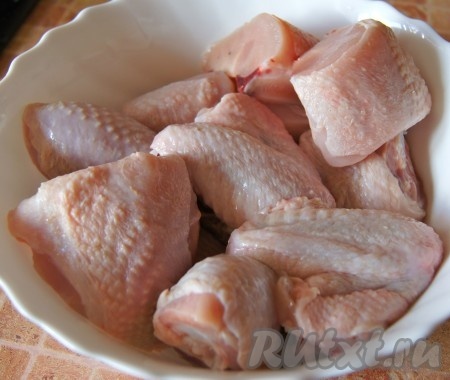 Курицу помыть, обсушить, разрезать на порционные куски.
