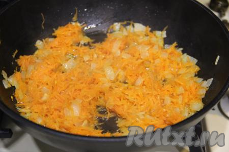 Обжаривать овощи 4-5 минут (до мягкости моркови), время от времени перемешивая.