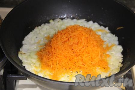 В сковороду влить растительное масло, хорошо его прогреть и выложить мелко нарезанную луковицу. Обжаривать лук до прозрачности (в течение 4-5 минут), иногда помешивая, на среднем огне, затем добавить морковку, натёртую на мелкой тёрке, перемешать.
