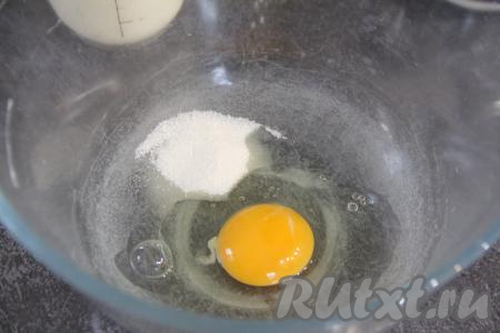 Яйцо вбить в достаточно глубокую миску, добавить сахар, перемешать венчиком.