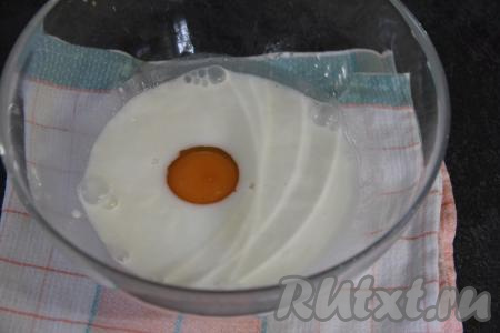 Добавить яйцо и растительное масло, перемешать массу венчиком.