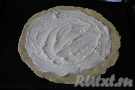 Смазать тесто творожным сыром, смешанным с сахаром, отступив от краёв теста примерно 4-5 сантиметров.