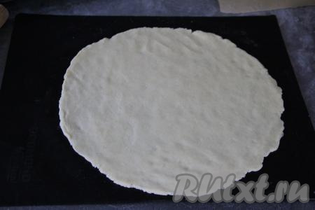 На тефлоновом коврике (или на пергаменте), на котором будете выпекать галету, раскатать тесто в круг диаметром примерно 30 сантиметров.