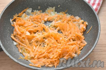 К мягкому луку добавляем морковку, натёртую на крупной тёрке, перемешиваем и обжариваем овощи ориентировочно 4-5 минут (до мягкости моркови).