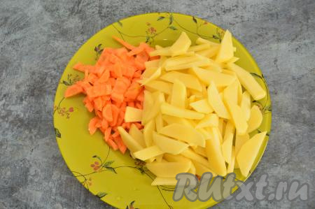 Морковь и картошку очистить, нарезать на брусочки.