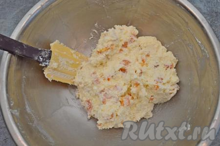 Добавляя муку, учитывайте, что тесто для сырников с курагой должно быть комковатым, слегка влажноватым, из него можно легко сформировать сырники. Мне всего потребовалось добавить 2 столовых ложки (или примерно 50 грамм) муки.