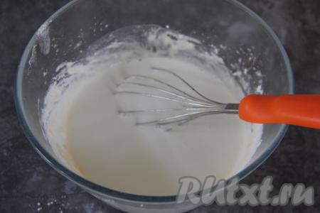 Добавляя молоко, тщательно перемешивайте тесто венчиком до однородности.