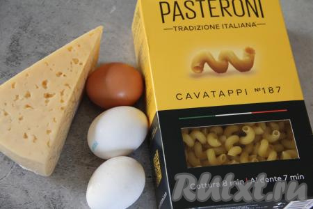 Подготовить продукты для приготовления макарон с яйцом и сыром на сковороде.