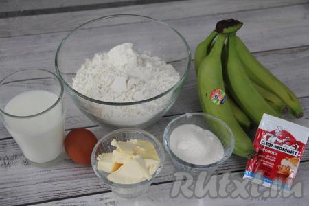 Подготовить продукты для приготовления пирожков с бананами из дрожжевого теста.