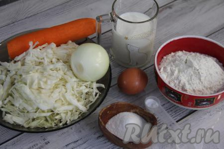 Подготовить продукты для приготовления ленивых жареных пирожков с капустой на кефире. Нарезать капусту на тонкие полоски. Лук и морковь почистить.